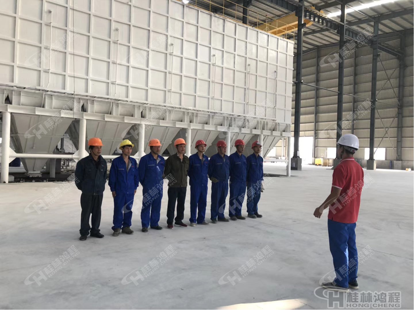 桂林鴻程人造石生產線003號EPC項目總包設備安裝現場 桂林鴻程人造石生產線003號EPC項目總包設備安裝現場