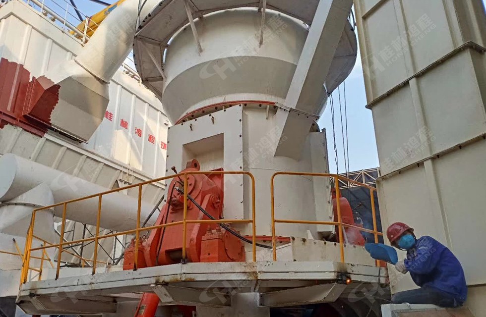 HLM1700鋁礬土立磨生產(chǎn)線山西呂梁安裝現(xiàn)場 HLM1700鋁礬土立磨生產(chǎn)線山西呂梁安裝現(xiàn)場