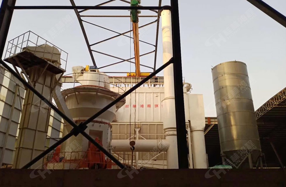 HLM1700鋁礬土立磨生產(chǎn)線山西呂梁安裝現(xiàn)場 HLM1700鋁礬土立磨生產(chǎn)線山西呂梁安裝現(xiàn)場