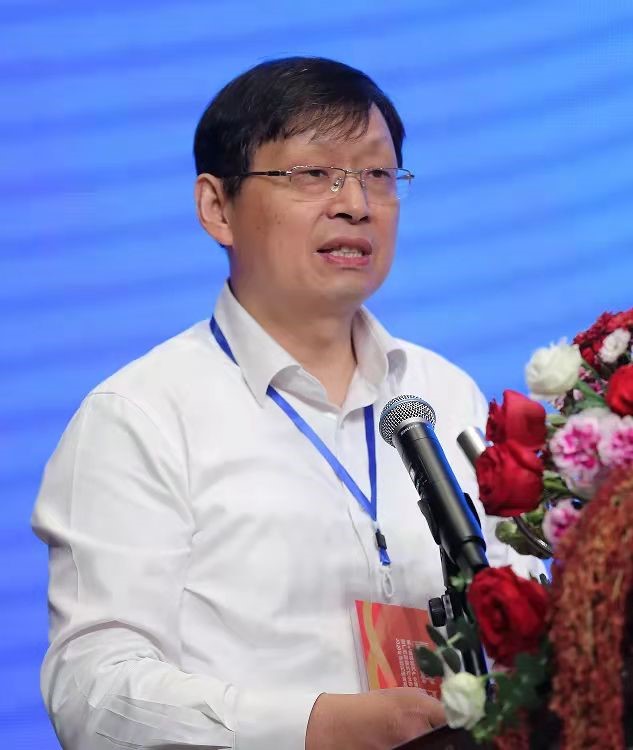 廣西大學校長助理、廣西碳酸鈣產業(yè)化工程院常務副院長、廣西碳酸鈣行業(yè)協(xié)會會長童張法圖片來源：廣西碳酸鈣產業(yè)化工程院